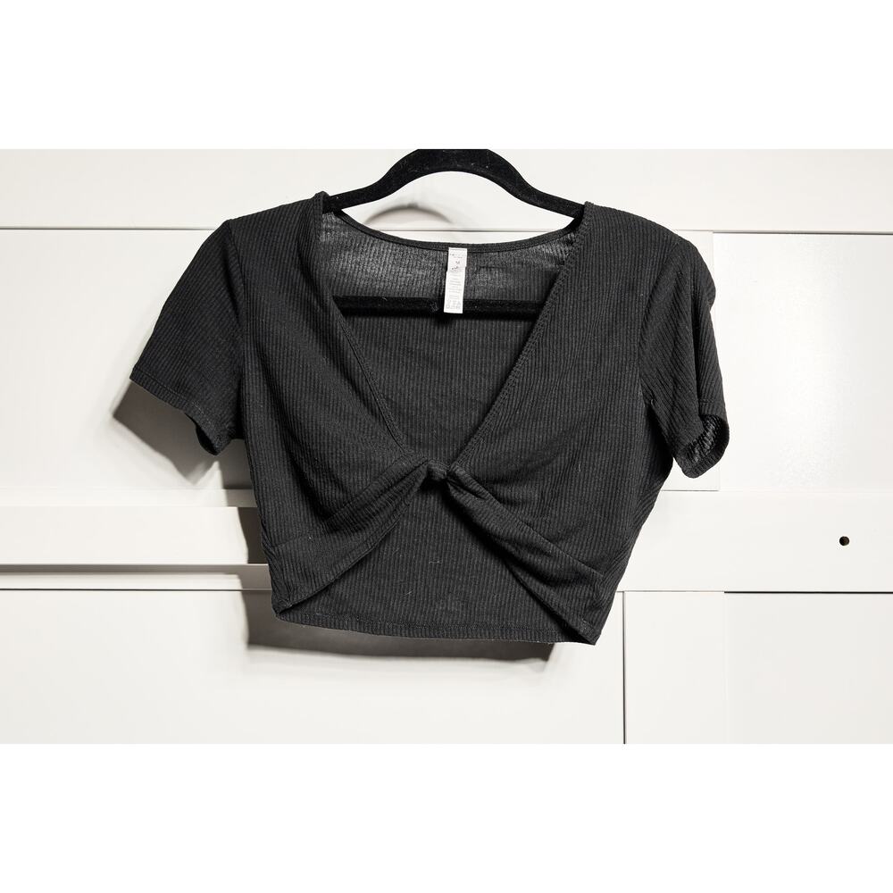 ALO YOGA RIBBED KNOTTY SHORT SLEEVE CROP TOP - SIZE MEDIUM